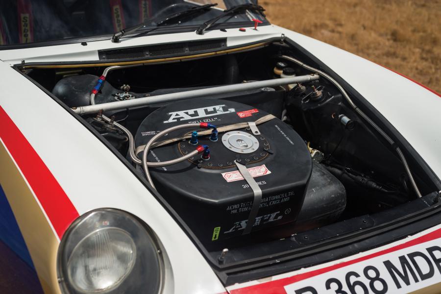Моторный отсек Porsche 959 Paris-Dakar 1986 года  (фото 34 из 38)